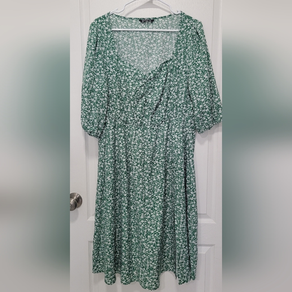BloomChic Green Floral Midi Dress With Pockets